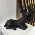 Kalėdinė dekoracija juodas blizgantis elnias