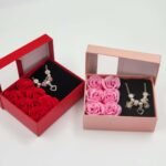 Dėžutė su muilo gėlėmis ir suvenyru