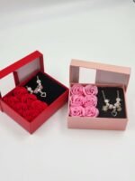 Dėžutė su muilo gėlėmis ir suvenyru