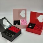 Vidutinė dėžutė su muilo gėlėmis ir suvenyru